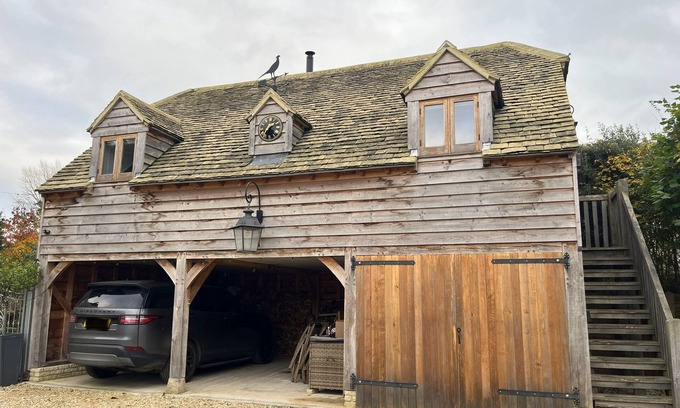 Clanfield Apartment | Stunning oak-framed Cotswold holiday home. Entire top floor.