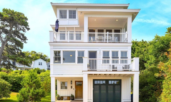 Cape Neddick House | STUNNING OCEAN VIEWS NEXT TO THE CLIFF HOUSE! New Listing, Premier Host!