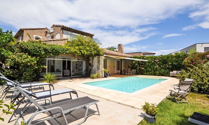 Morieres-les-Avignon Villa | Stunning private villa for 6 people with A/C, private pool, WIFI, TV and terrace