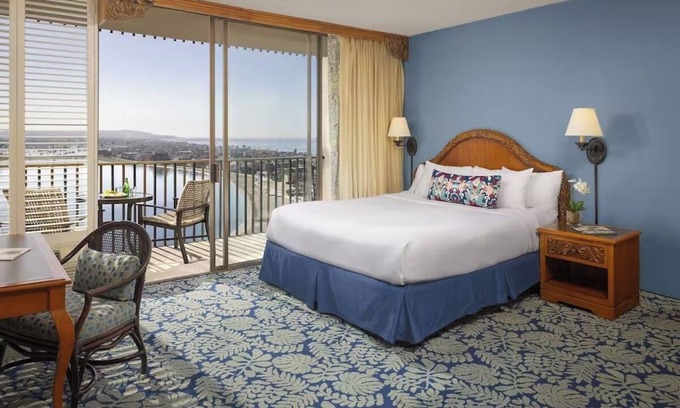 Crown Point Hotel | Stunning Pacific Views from King Room | Catamaran Resort