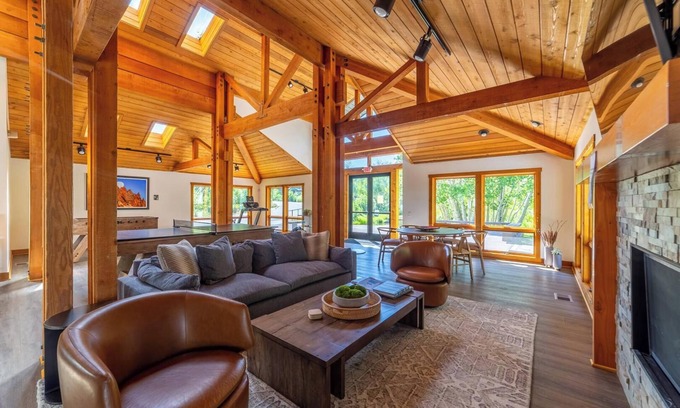 Mammoth Lakes House | Stunning Pet Friendly Creekhouse #495