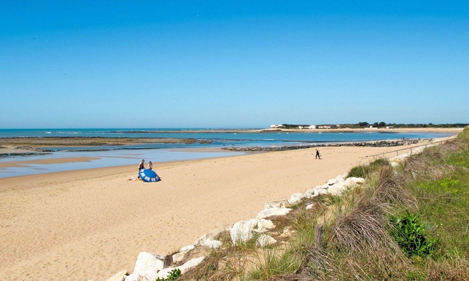 Cheray House | Stunning private villa for 10 people with WIFI, TV, terrace, pets allowed and parking