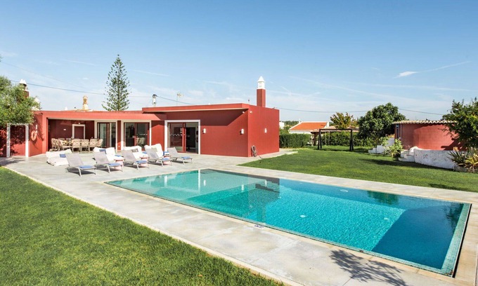 Pata de Cima Villa | Stunning private villa for 14 guests with private pool, A/C, WIFI, TV and patio