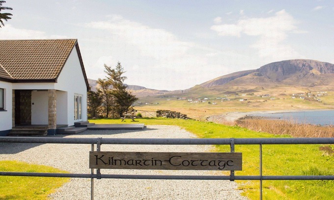 Staffin House | Stunning private villa for 6 guests with WIFI, TV and pets allowed