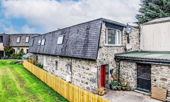 East Lewiston House | Stunning private villa for 8 guests with TV, patio and panoramic view