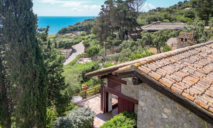 Ansedonia House | Stunning private villa for 8 people with A/C, WIFI, TV, patio and pets allowed
