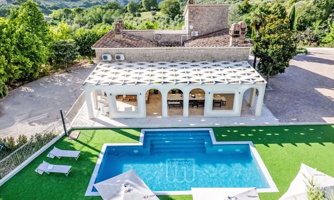 Stroncone Villa | Stunning private villa for 24 people with A/C, WIFI, private pool, TV and patio