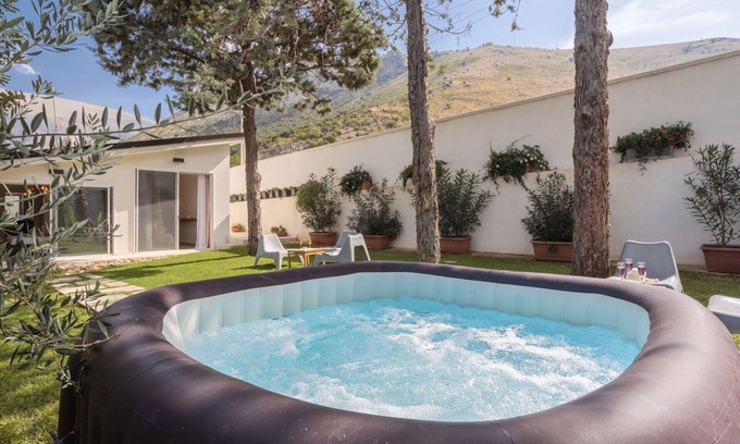 Cinisi House | Stunning private villa for 4 people with WIFI, hot tub, A/C and TV
