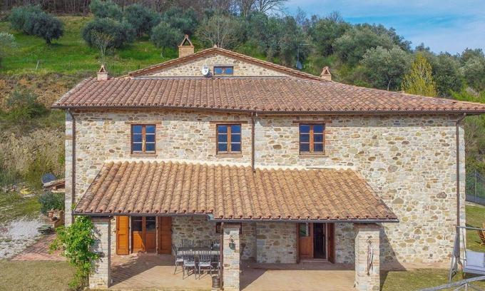 Umbertide Villa | Stunning private villa for 10 people with WIFI, TV, balcony and pets allowed