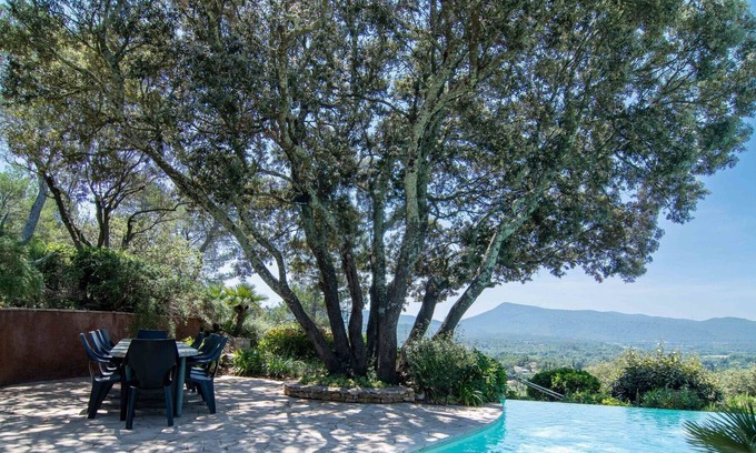 Gareoult Villa | Stunning private villa with WIFI, private pool, TV, patio, pets allowed, panoramic view and park...