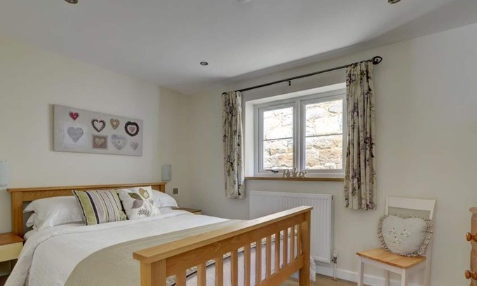 Maidstone Villa | Stunning private villa for 2 people with WIFI, TV, patio and parking