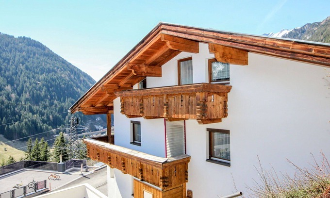 Flirsch House | Stunning private villa for 10 guests with WIFI, TV, patio and pets allowed