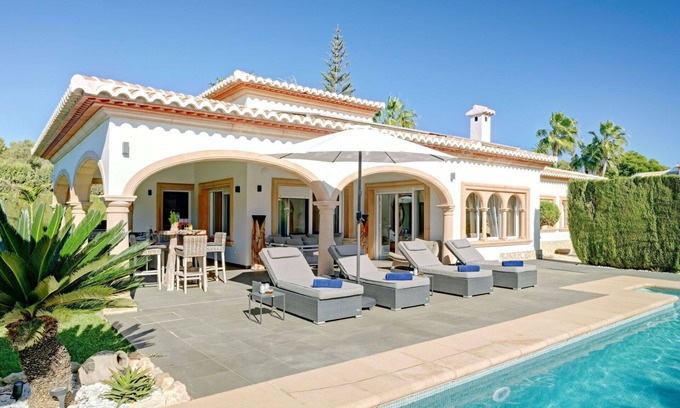 Costa Nova Villa | Stunning private villa for 6 guests with WIFI, private pool, A/C, TV, patio and parking