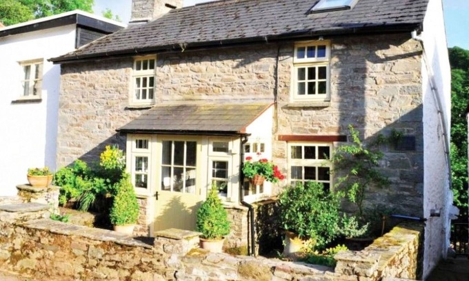 Brecon House | Stunning private villa for 4 people with hot tub, WIFI, TV, patio, pets allowed and parking