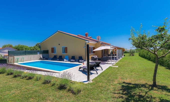Juricev Kal House | Stunning private villa for 10 guests with WIFI, A/C, private pool, TV and terrace