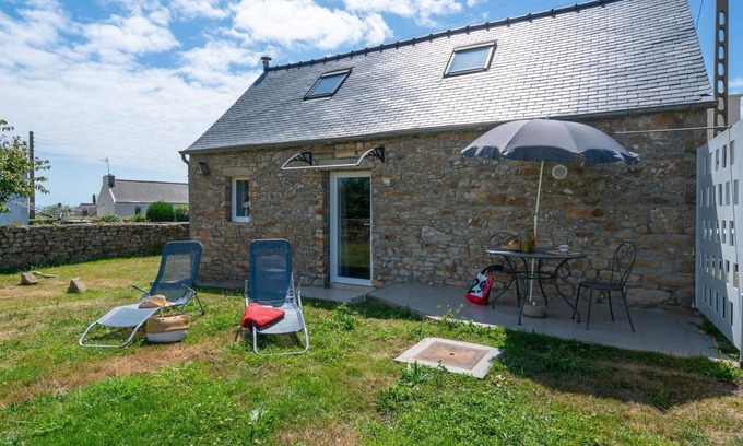 Plogoff House | Stunning private villa for 4 guests with TV, terrace, pets allowed and parking