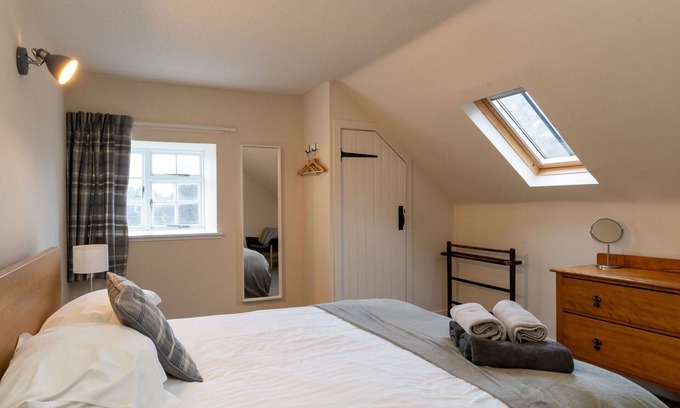 Alvie House | Stunning private villa for 8 guests with WIFI, TV, patio and pets allowed