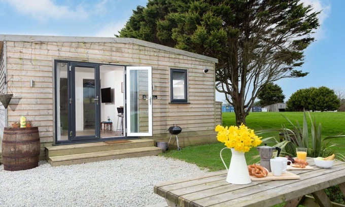 Helford Passage House | Stunning private villa for 4 guests with WIFI, TV, pets allowed and panoramic view