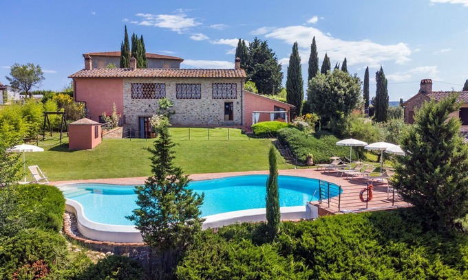 Certaldo House | Stunning private villa with private pool, WIFI, TV, terrace and pets allowed, close to San Gimig.