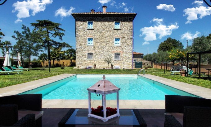 Cortona Villa | Stunning private villa for 20 guests with private pool, WIFI, A/C, TV, veranda and pets allowed