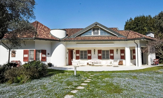 Rovato Villa | Stunning private villa with A/C, hot tub, private pool, WIFI, TV, patio, pets allowed and parking