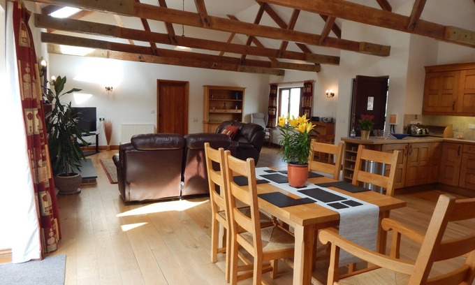 Golant House | Stunning quality barn conversion, heated swimming pool, hot tub