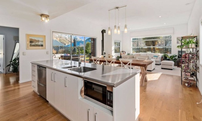 Arthur's Point House | Stunning Queenstown home surrounded by mountains