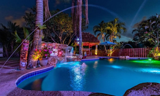 Lake Worth House | STUNNING RETREAT pool, waterfall, beach, tikis, 3 BD
