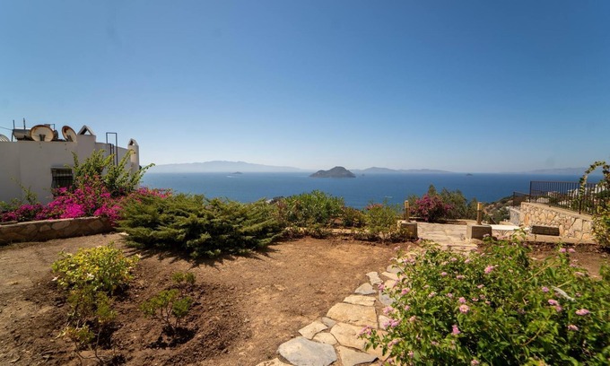 Dagbelen Villa | Stunning Sea View Villa w Garden, 5 min to Beach