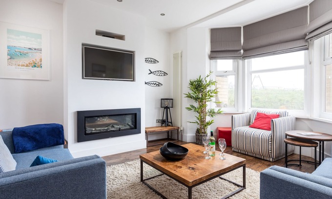 Newquay House | Stunning seaside with cinema room, sea views - ideal for friends and families