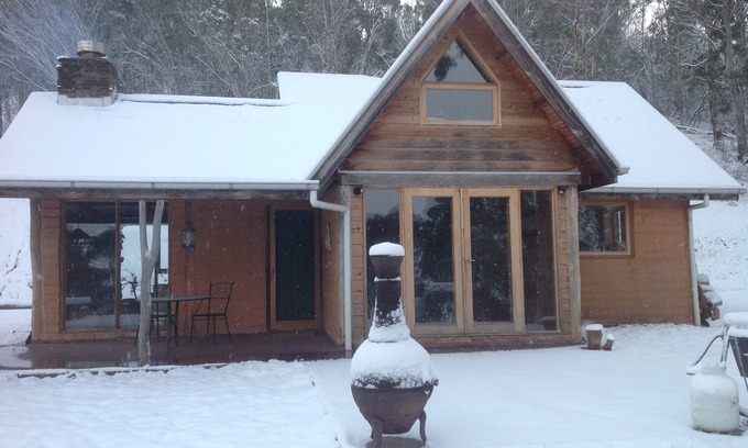 Cobungra Cottage | Stunning, self contained 2 bedroom mud brick cottage close to Mt Hotham!