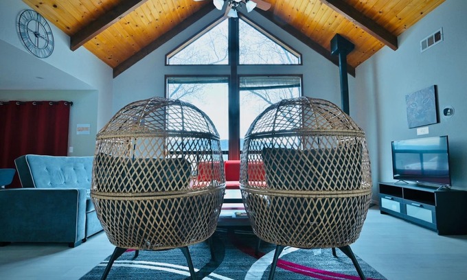 Midpines House | Stunning Sierra Views, 22 miles to Yosemite, Private Pickleball Court