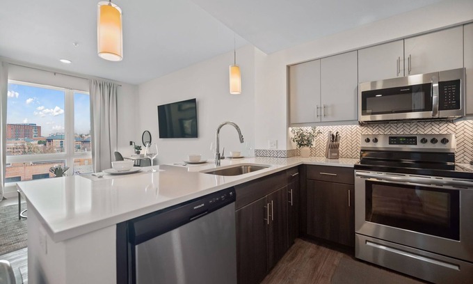 Richmond Apartment | Stunning Skyline 1-Bedroom Apartment - Downtown RVA - Pool, Gym & Parking