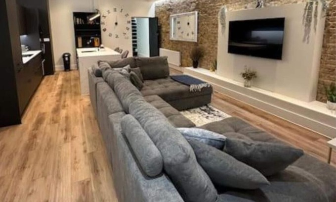 Westcliff-on-Sea Apartment | Stunning & Sleek 2BR w/WiFi & Netflix - City Centre Nr Cliffs Pavillion
