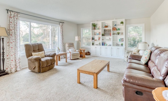 Boring House | Stunning & spacious home on 20 acres with Mt. Hood Views