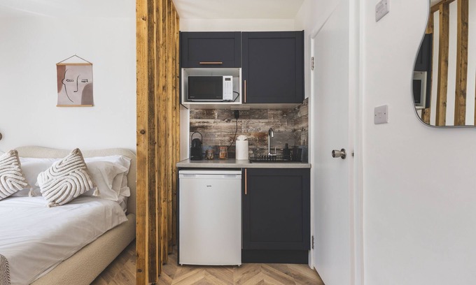 Highbury Apartment | Stunning studio flat Islington - GREAT location 03