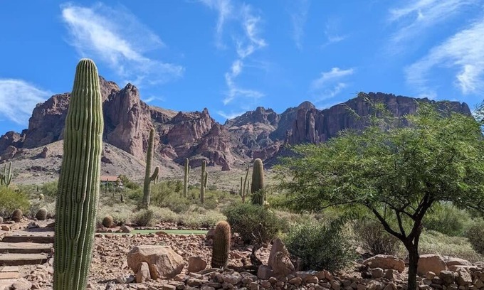 Apache Junction House | Stunning Superstition Views Private Putting Green