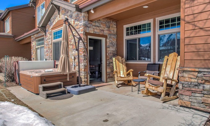 Silverthorne House | Stunning Views, 4BR, 15 minutes to ski resorts, steps from trails and Blue River