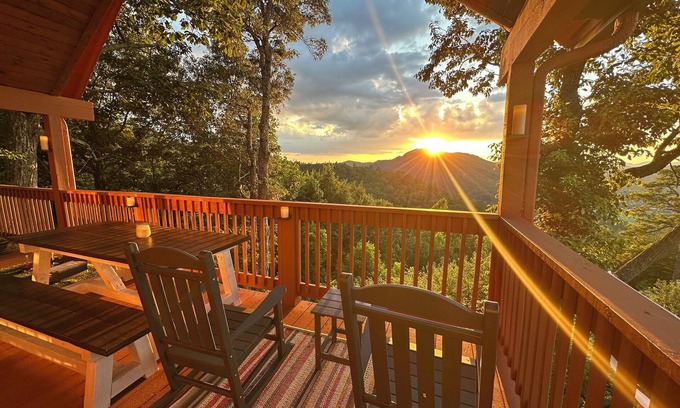 Wears Valley House | Stunning Views, King Bed, outdoor swing bed, Hot Tub, 5 minutes to the GSMNP!