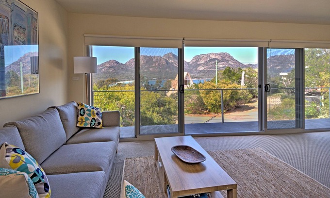 Coles Bay House | Stunning views, set on the edge of the Freycinet National Park. Fireplace & wifi