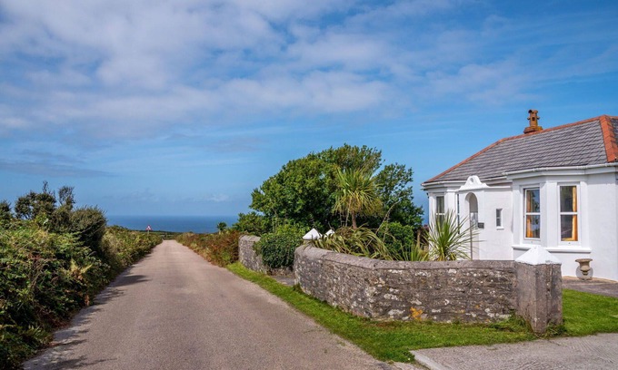 Pendeen House | Stunning villa for 6 people with WIFI, TV and pets allowed