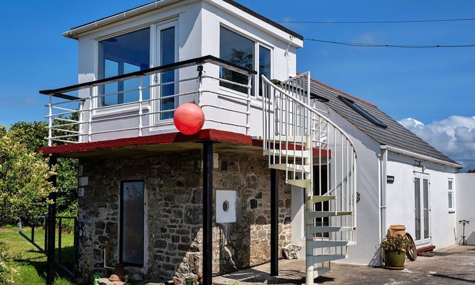 Pendeen House | Stunning villa for 2 people with WIFI, terrace and pets allowed