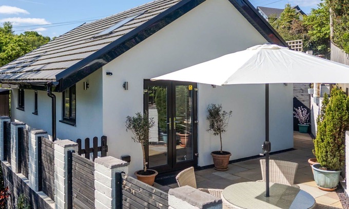 Newbridge House | Stunning villa for 4 guests with WIFI, terrace and pets allowed