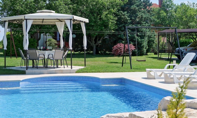 Gondolici House | Stunning villa for 6 guests with WIFI, private pool, A/C, TV, patio and parking
