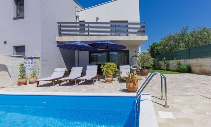 Vrznaveri House | Stunning villa for 6 people with private pool, A/C, WIFI, TV, terrace and pets allowed