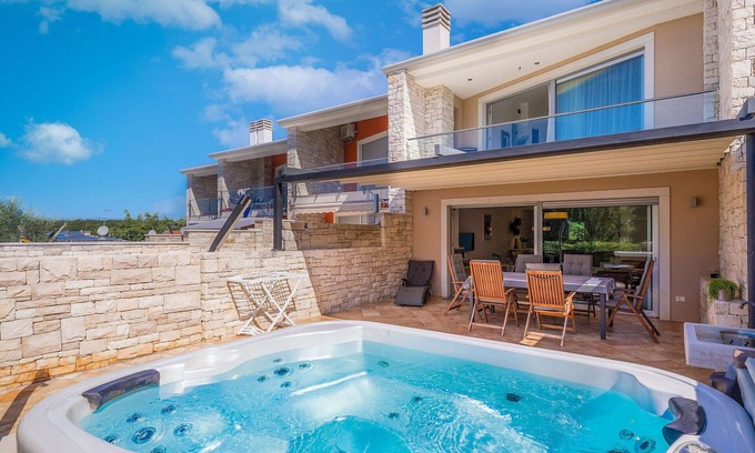 Krizine House | Stunning villa for 6 people with A/C, WIFI, private pool, TV, terrace and pets allowed