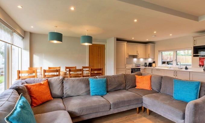 Dorsington House | Stunning villa for 8 guests with WIFI, TV and pets allowed