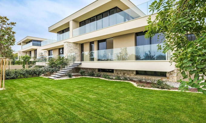 Savudrija House | Stunning villa for 8 guests with WIFI, hot tub, pool, A/C, TV and terrace