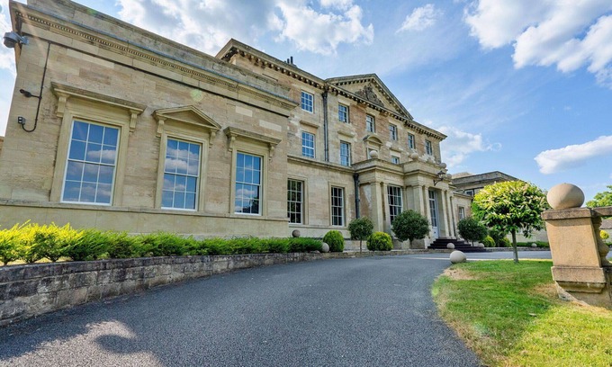 Hickleton House | Stunning villa for 9 people with WIFI, TV, terrace and pets allowed