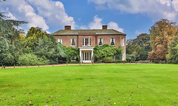 Alkborough House | Stunning villa for 16 guests with hot tub, WIFI, TV and pets allowed